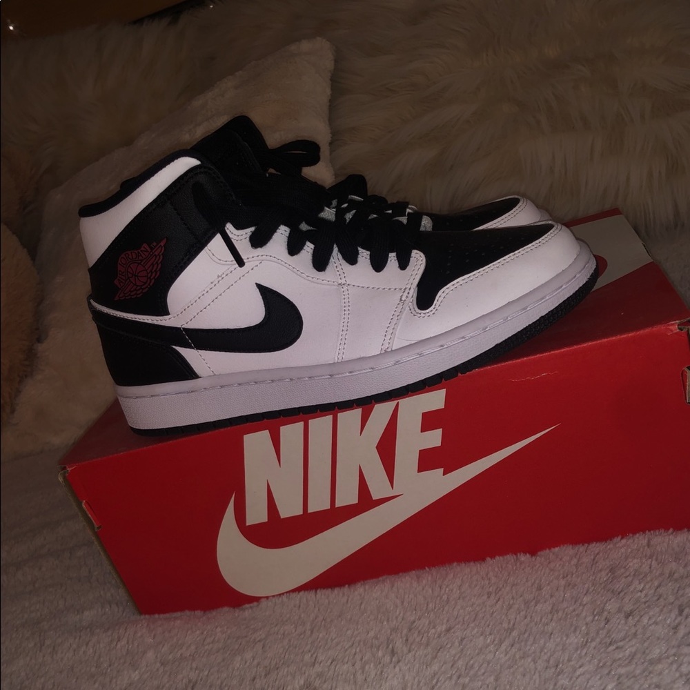 Nike Jordan Mid!! WORN ONCE🤭